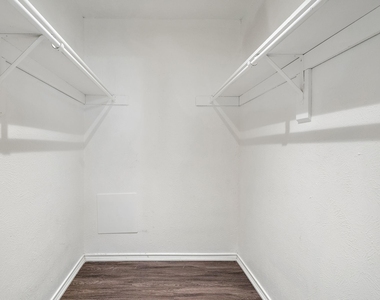 1108 N Elm Street - Photo Thumbnail 13