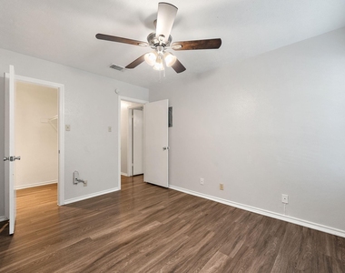 1108 N Elm Street - Photo Thumbnail 12