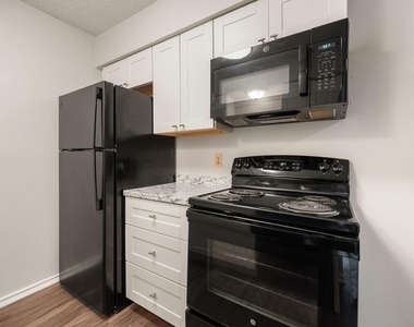 1108 N Elm Street - Photo Thumbnail 8
