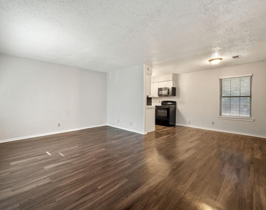 1108 N Elm Street - Photo Thumbnail 3