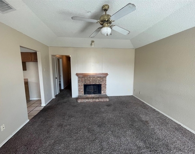 2709 Stanford Street - Photo Thumbnail 4
