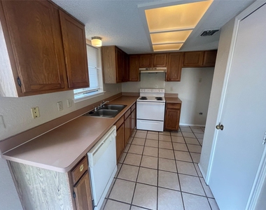 2709 Stanford Street - Photo Thumbnail 3