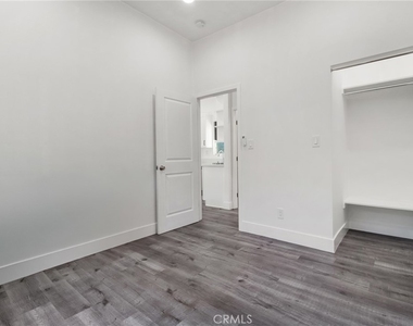 18947 Cantlay Street - Photo Thumbnail 15