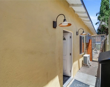 18947 Cantlay Street - Photo Thumbnail 2