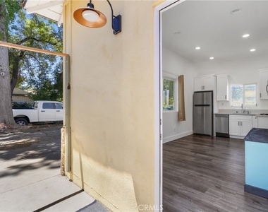18947 Cantlay Street - Photo Thumbnail 4