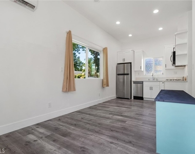 18947 Cantlay Street - Photo Thumbnail 5