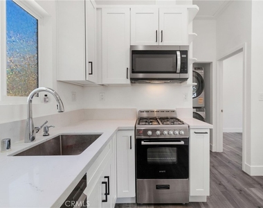 18947 Cantlay Street - Photo Thumbnail 10