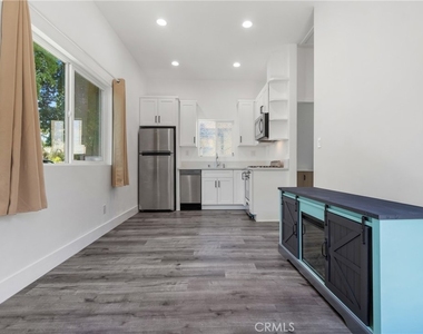 18947 Cantlay Street - Photo Thumbnail 6