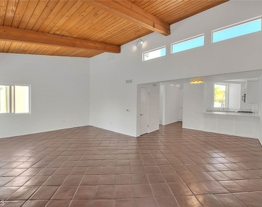 310 Bayview Drive - Photo Thumbnail 11