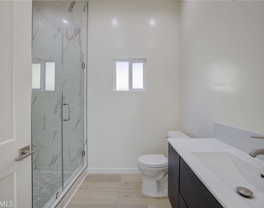 10922 Garden Grove Avenue - Photo Thumbnail 11