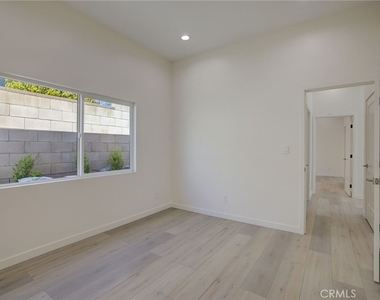 10922 Garden Grove Avenue - Photo Thumbnail 10