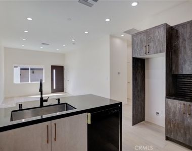 10922 Garden Grove Avenue - Photo Thumbnail 6
