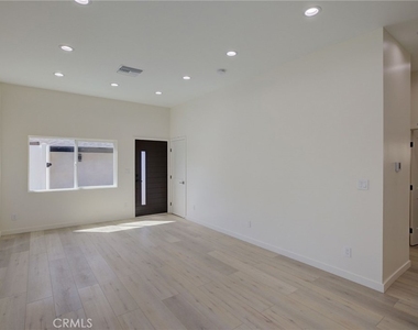 10922 Garden Grove Avenue - Photo Thumbnail 3