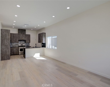 10922 Garden Grove Avenue - Photo Thumbnail 2