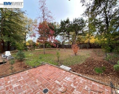 105 Roberta Ave - Photo Thumbnail 19