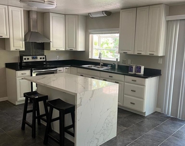 105 Roberta Ave - Photo Thumbnail 8
