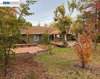 105 Roberta Ave - Photo Thumbnail 18
