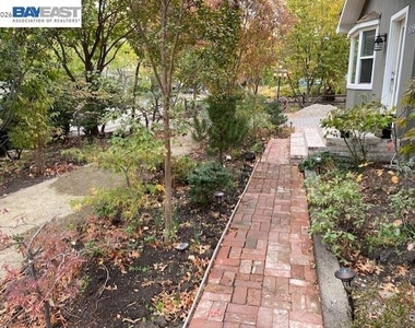 105 Roberta Ave - Photo Thumbnail 4