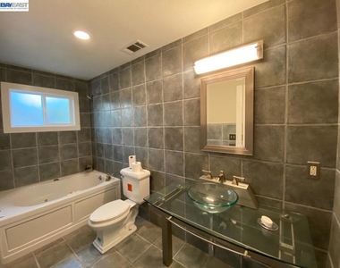 105 Roberta Ave - Photo Thumbnail 12
