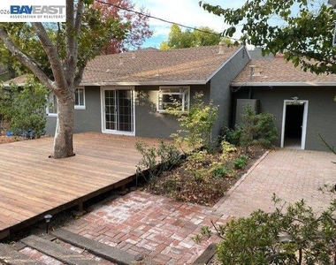 105 Roberta Ave - Photo Thumbnail 22