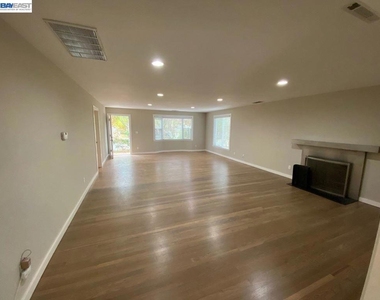 105 Roberta Ave - Photo Thumbnail 5