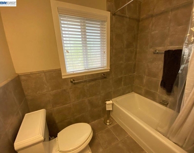 105 Roberta Ave - Photo Thumbnail 17