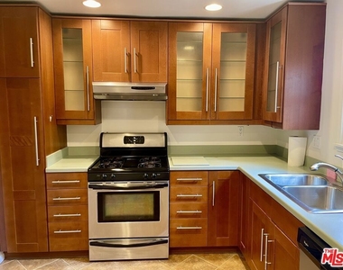 9050 Elevado Street - Photo Thumbnail 20