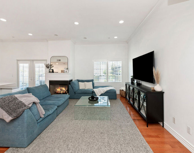 1135 Rexford Drive - Photo Thumbnail 2