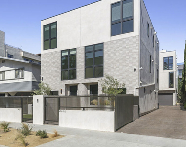 426 Arnaz Drive - Photo Thumbnail 10