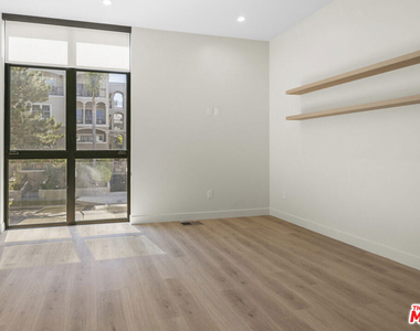 426 Arnaz Drive - Photo Thumbnail 2