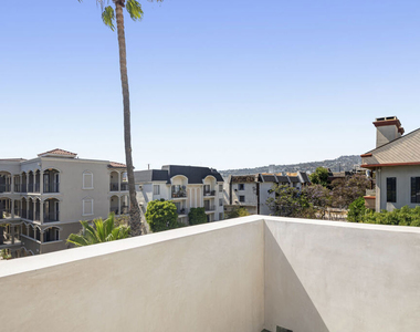426 Arnaz Drive - Photo Thumbnail 8