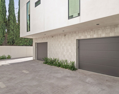 426 Arnaz Drive - Photo Thumbnail 11