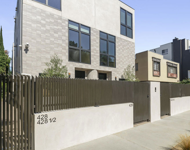 426 Arnaz Drive - Photo Thumbnail 9
