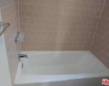 5419 Harold Way - Photo Thumbnail 10