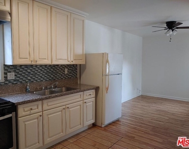 5419 Harold Way - Photo Thumbnail 6