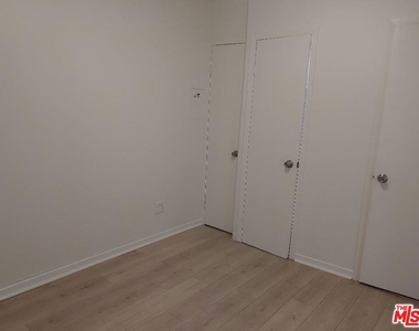 5419 Harold Way - Photo Thumbnail 8