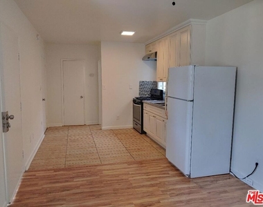 5419 Harold Way - Photo Thumbnail 3