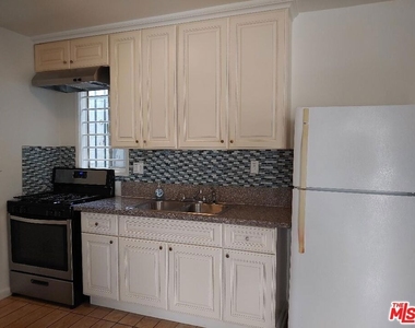 5419 Harold Way - Photo Thumbnail 2