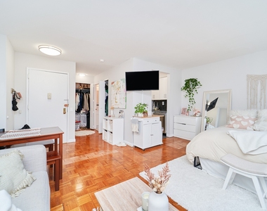 337 W 43rd Street - Photo Thumbnail 3