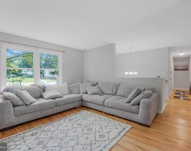 1703 Sherwood Dr - Photo Thumbnail 2