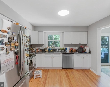 1703 Sherwood Dr - Photo Thumbnail 8
