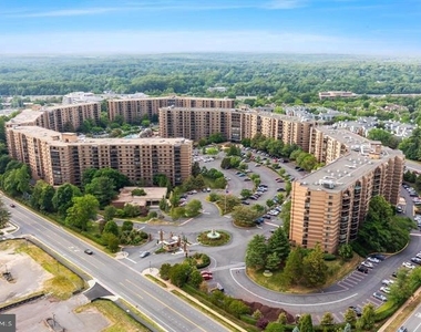 8370 Greensboro Drive - Photo Thumbnail 4