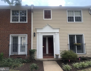 2707 S Walter Reed Drive - Photo Thumbnail 1