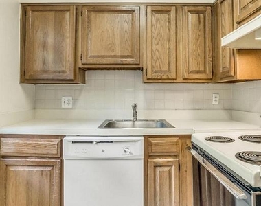 2401 Arlington Boulevard - Photo Thumbnail 13