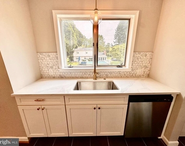 310 Summit Avenue - Photo Thumbnail 10