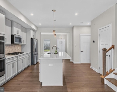 1047 Watson Court - Photo Thumbnail 10