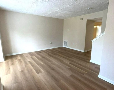 2431 W Rosecroft Village Circle - Photo Thumbnail 5