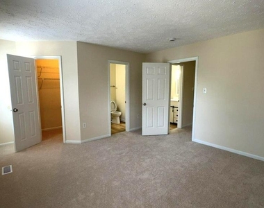 2431 W Rosecroft Village Circle - Photo Thumbnail 7