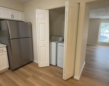 2431 W Rosecroft Village Circle - Photo Thumbnail 3