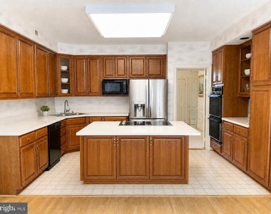 10804 Willow Run Court - Photo Thumbnail 3
